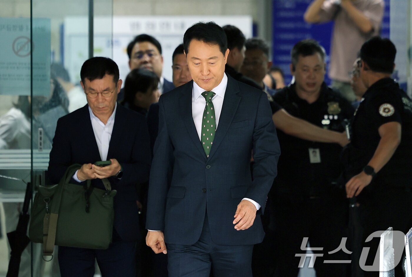 본문 이미지 - 오세훈 서울시장이 22일 서울 서초구 서울중앙지방법원에서 열린 정치자금법위반 혐의 1심 선고를 마치고 법원을 나서고 있다.  2026.7.22 ⓒ 뉴스1 이호윤 기자
