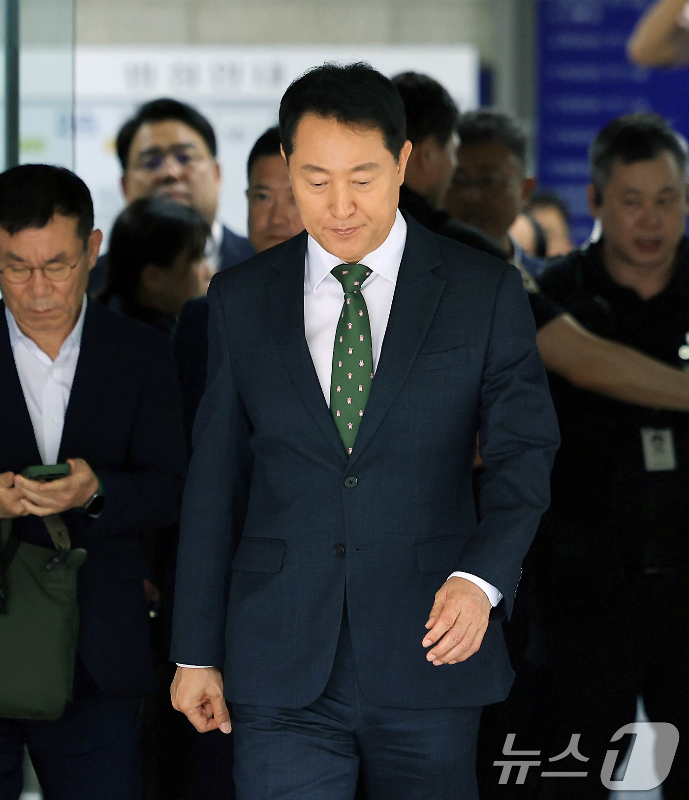 (서울=뉴스1) 이호윤 기자 = 오세훈 서울시장이 22일 서울 서초구 서울중앙지방법원에서 열린 정치자금법위반 혐의 1심 선고를 마치고 법원을 나서고 있다.오 시장은 지난 2021년 …