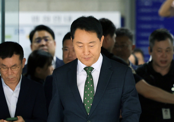 1심 선고 마치고 법원 나서는 오세훈 서울시장
