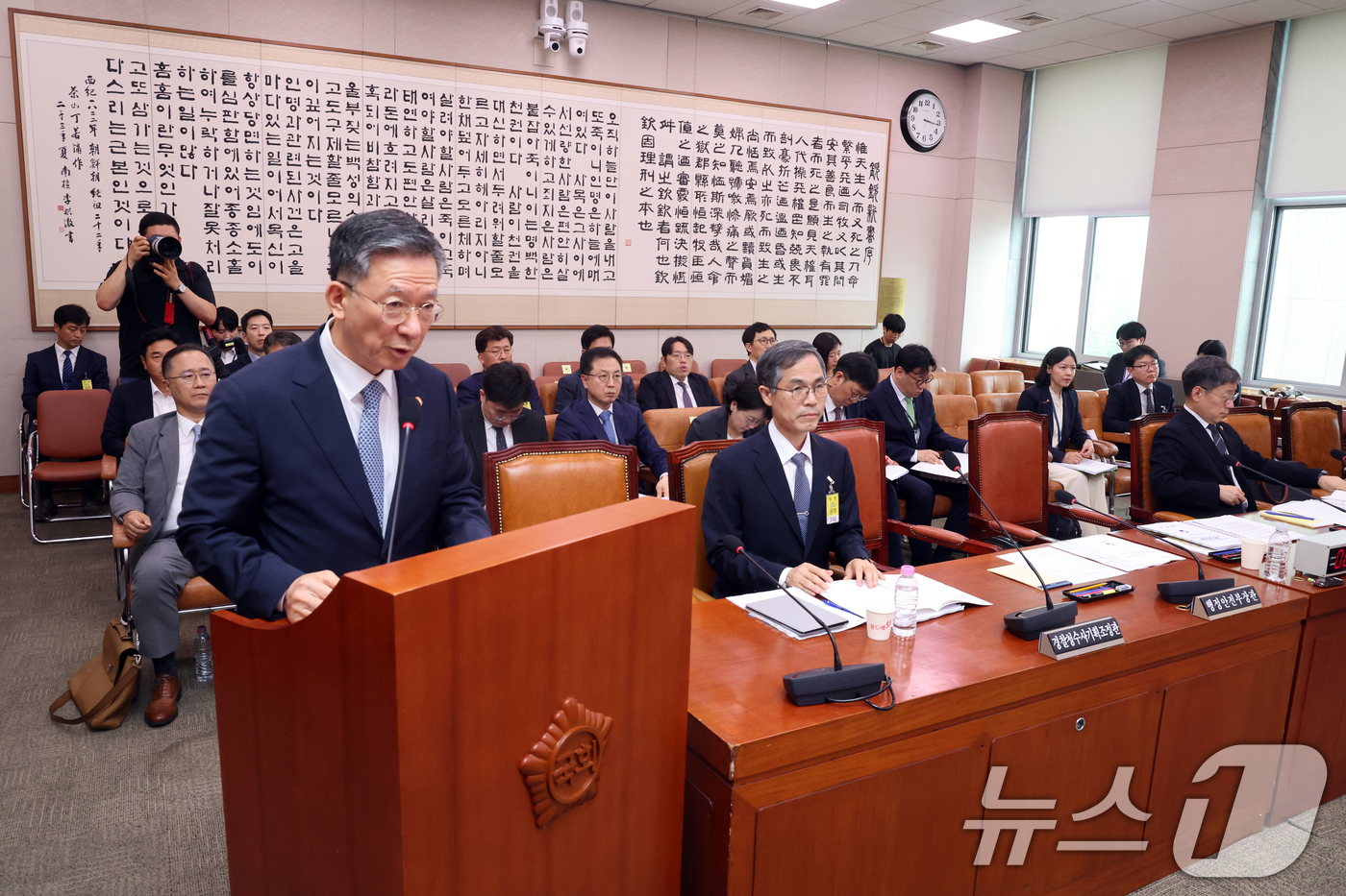 (서울=뉴스1) 황기선 기자 = 정성호 법무부장관이 22일 서울 여의도 국회에서 열린 법제사법위원회 전체회의에서 공소청 설치 준비상황 등 업무보고를 하고 있다.  2026.7.22 …