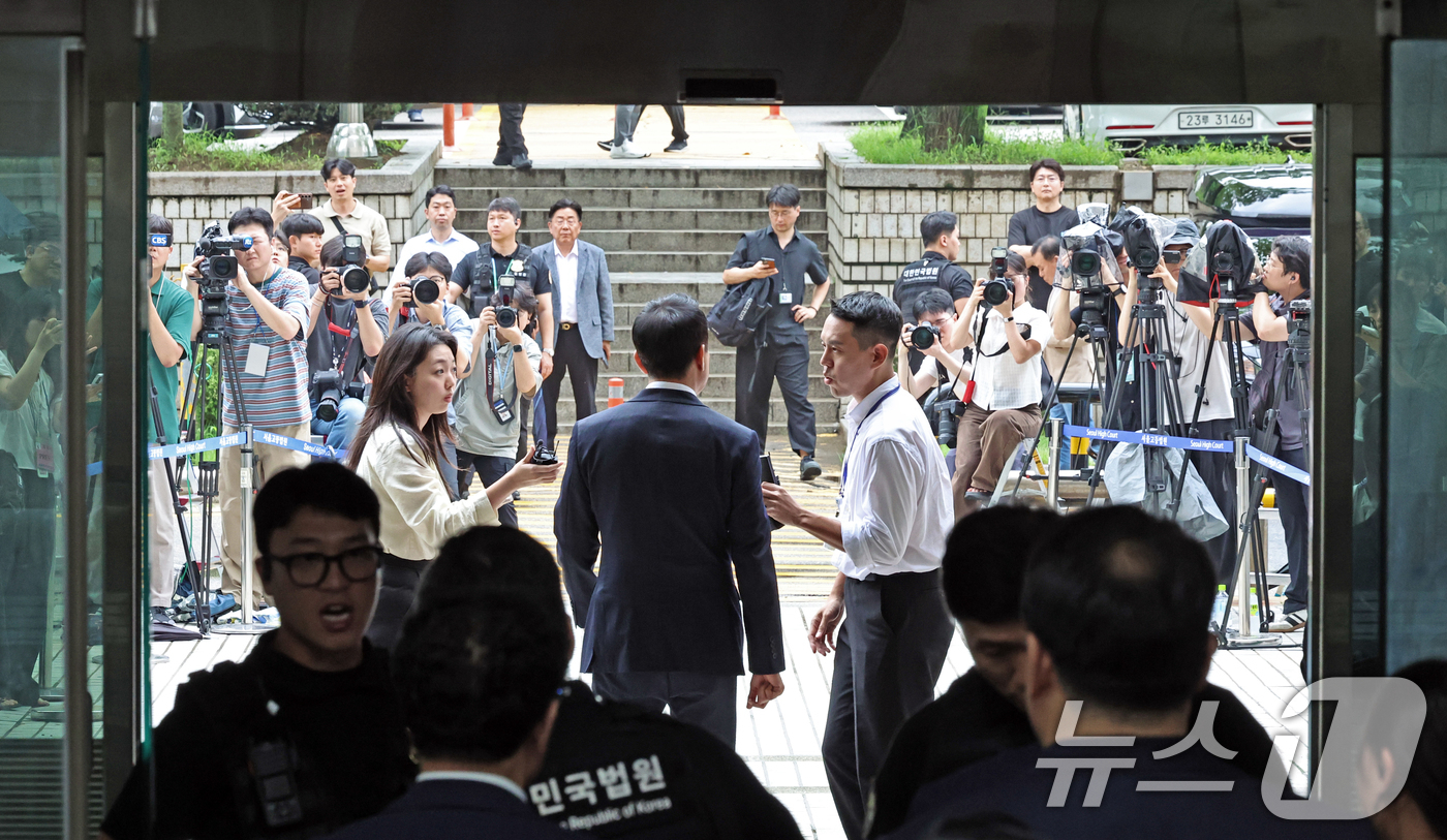 (서울=뉴스1) 이호윤 기자 = 오세훈 서울시장이 22일 서울 서초구 서울중앙지방법원에서 열린 정치자금법위반 혐의 1심 선고를 마치고 법원을 나서고 있다.오 시장은 지난 2021년 …