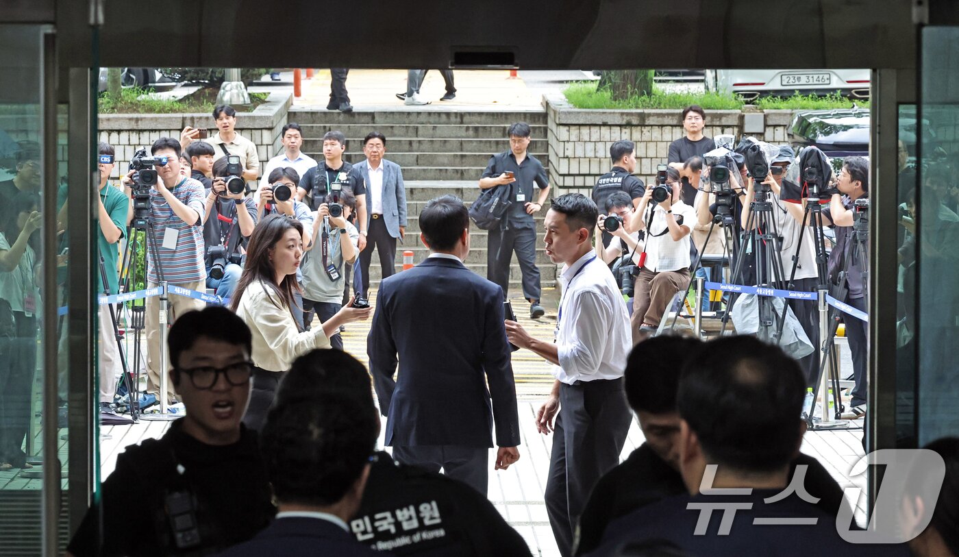 본문 이미지 - 오세훈 서울시장이 22일 서울 서초구 서울중앙지방법원에서 열린 정치자금법위반 혐의 1심 선고를 마치고 법원을 나서고 있다. (공동취재) 2026.7.22 ⓒ 뉴스1 이호윤 기자