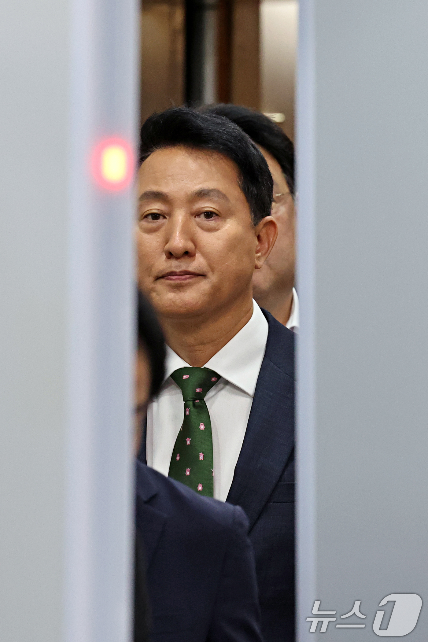 (서울=뉴스1) 이호윤 기자 = 오세훈 서울시장이 22일 서울 서초구 서울중앙지방법원에서 열린 정치자금법위반 혐의 1심 선고를 마치고 법원을 나서고 있다.오 시장은 지난 2021년 …