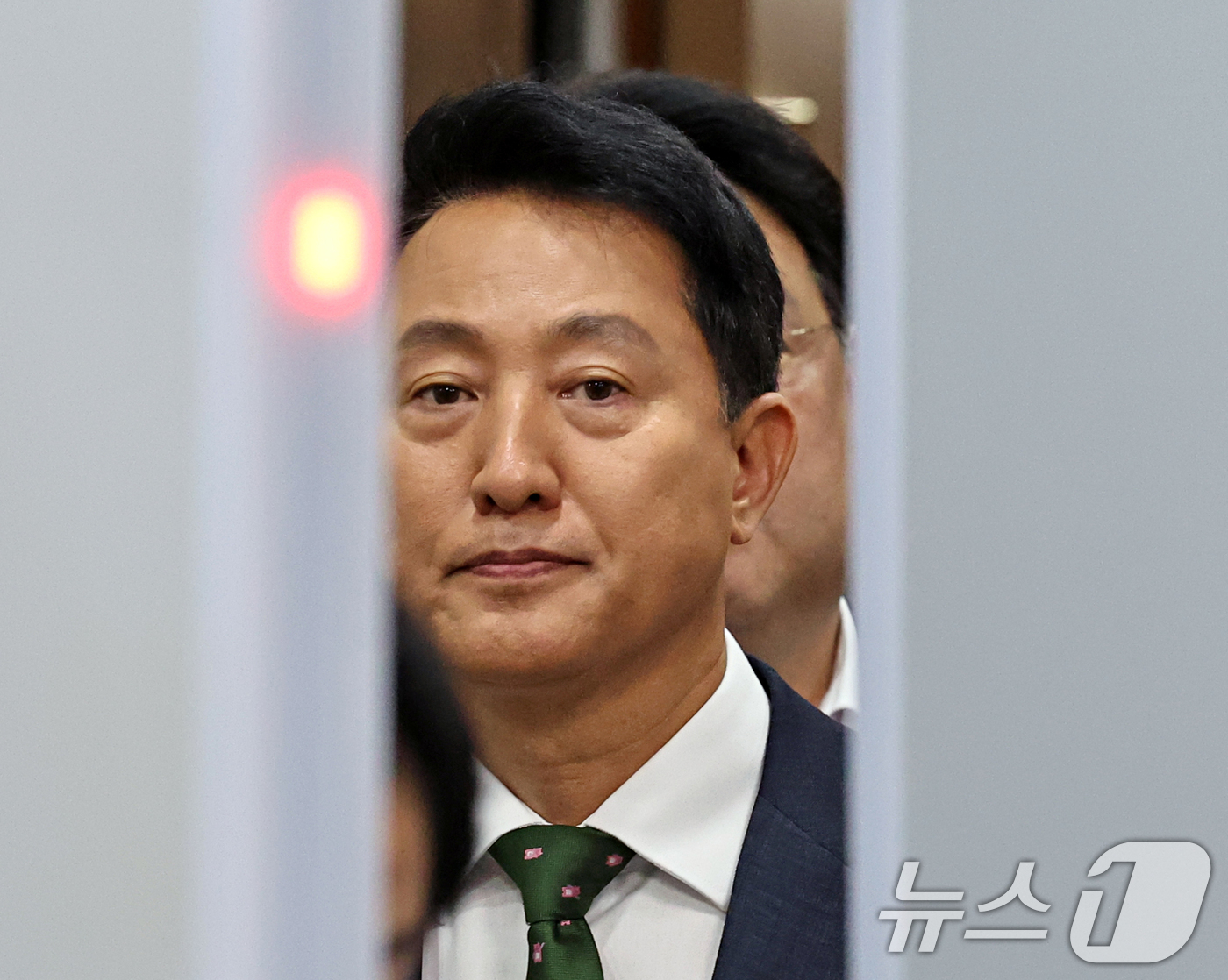 (서울=뉴스1) 이호윤 기자 = 오세훈 서울시장이 22일 서울 서초구 서울중앙지방법원에서 열린 정치자금법위반 혐의 1심 선고를 마치고 법원을 나서고 있다.오 시장은 지난 2021년 …