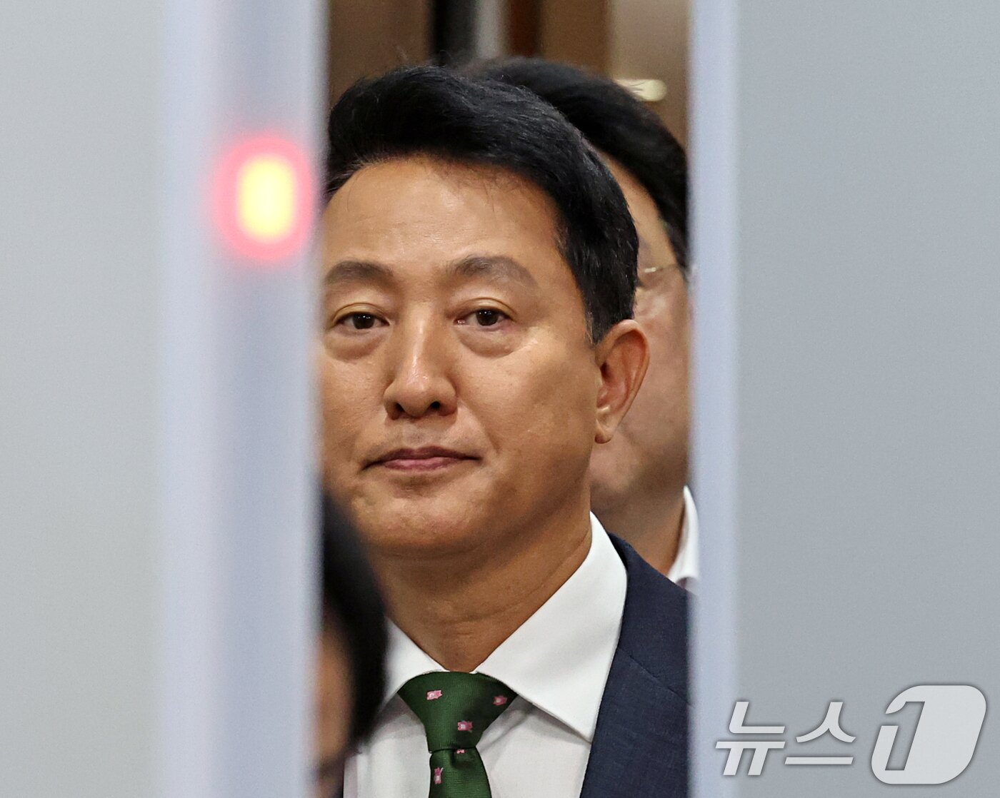 본문 이미지 - 오세훈 서울시장이 22일 서울 서초구 서울중앙지방법원에서 열린 정치자금법위반 혐의 1심 선고를 마치고 법원을 나서고 있다.  (공동취재) 2026.7.22 ⓒ 뉴스1 이호윤 기자