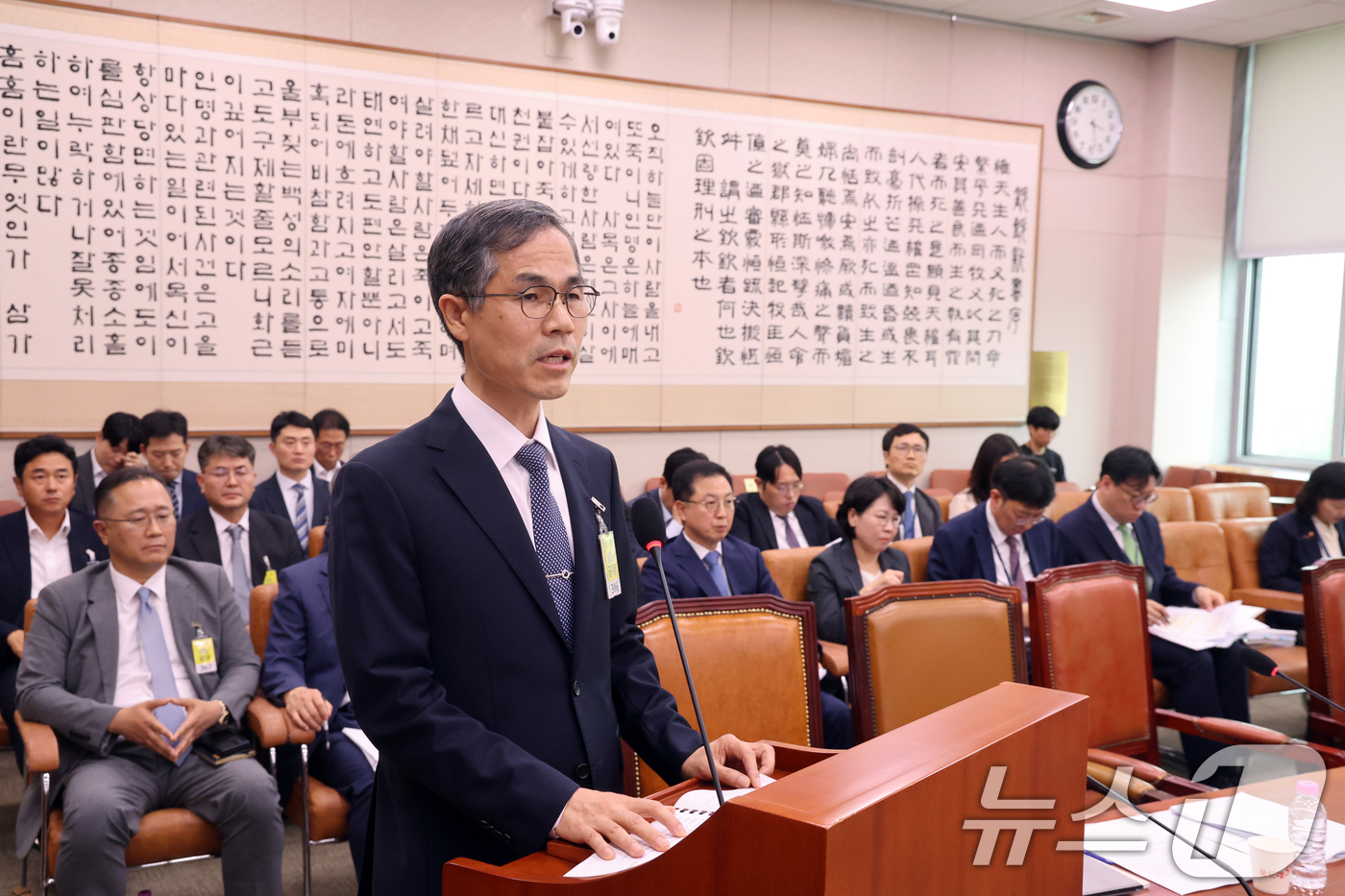 (서울=뉴스1) 황기선 기자 = 유승렬 경찰청 수사기획조정관이 22일 서울 여의도 국회에서 열린 법제사법위원회 전체회의에서 윤석열 공직선거법 위반 사건과 청주시의원 미성년자의제강간 …