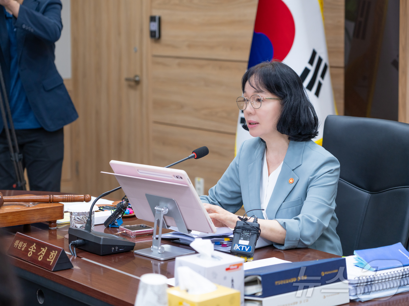 (서울=뉴스1) = 송경희 개인정보보호위원회 위원장이 22일 정부서울청사에서 개최된 제14회 전체회의에서 모두말씀을 하고 있다. (개인정보위 제공, 재판매 및 DB금지)2026.0 …