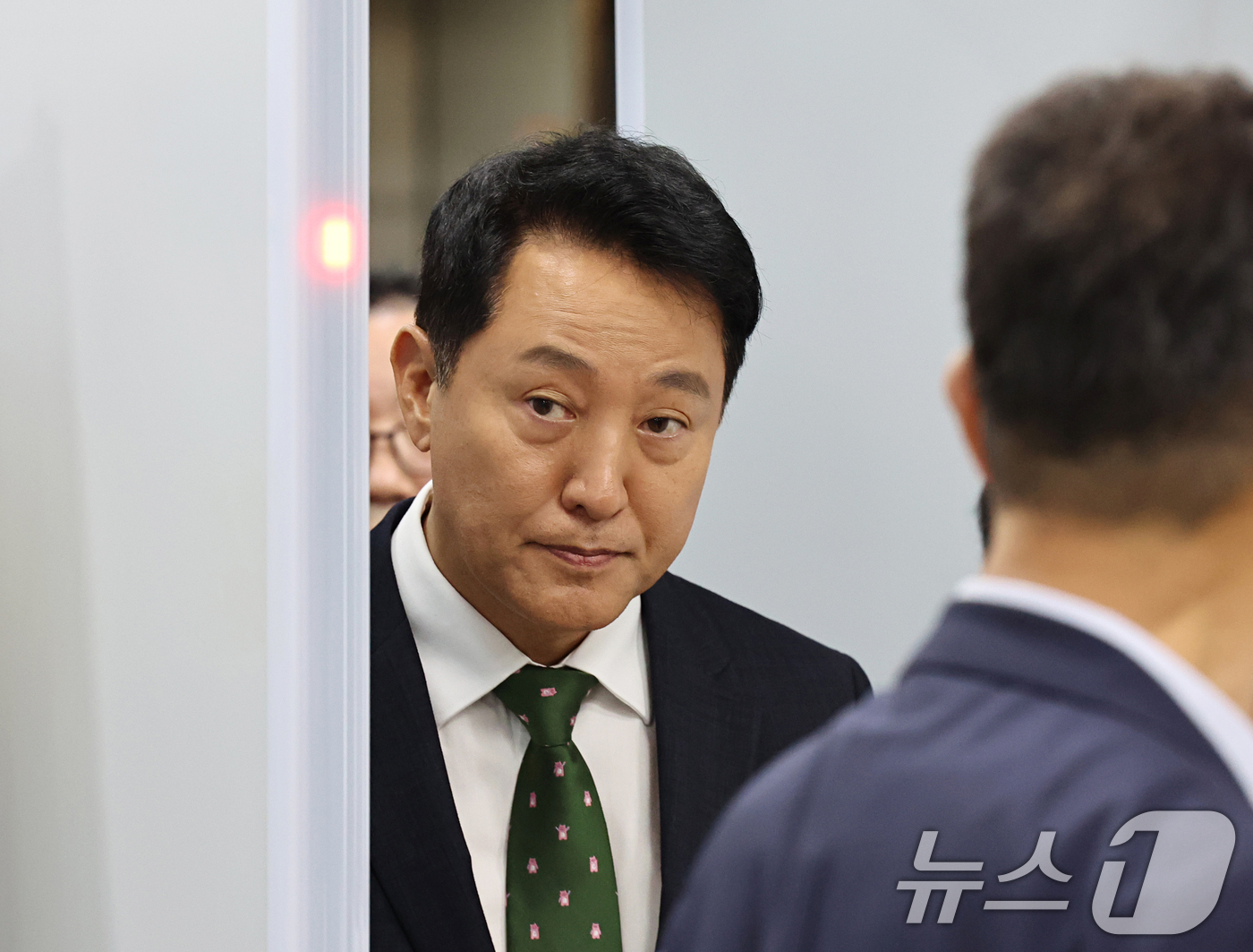 (서울=뉴스1) 이호윤 기자 = 오세훈 서울시장이 22일 서울 서초구 서울중앙지방법원에서 열린 정치자금법위반 혐의 1심 선고를 마치고 법원을 나서고 있다.오 시장은 지난 2021년 …