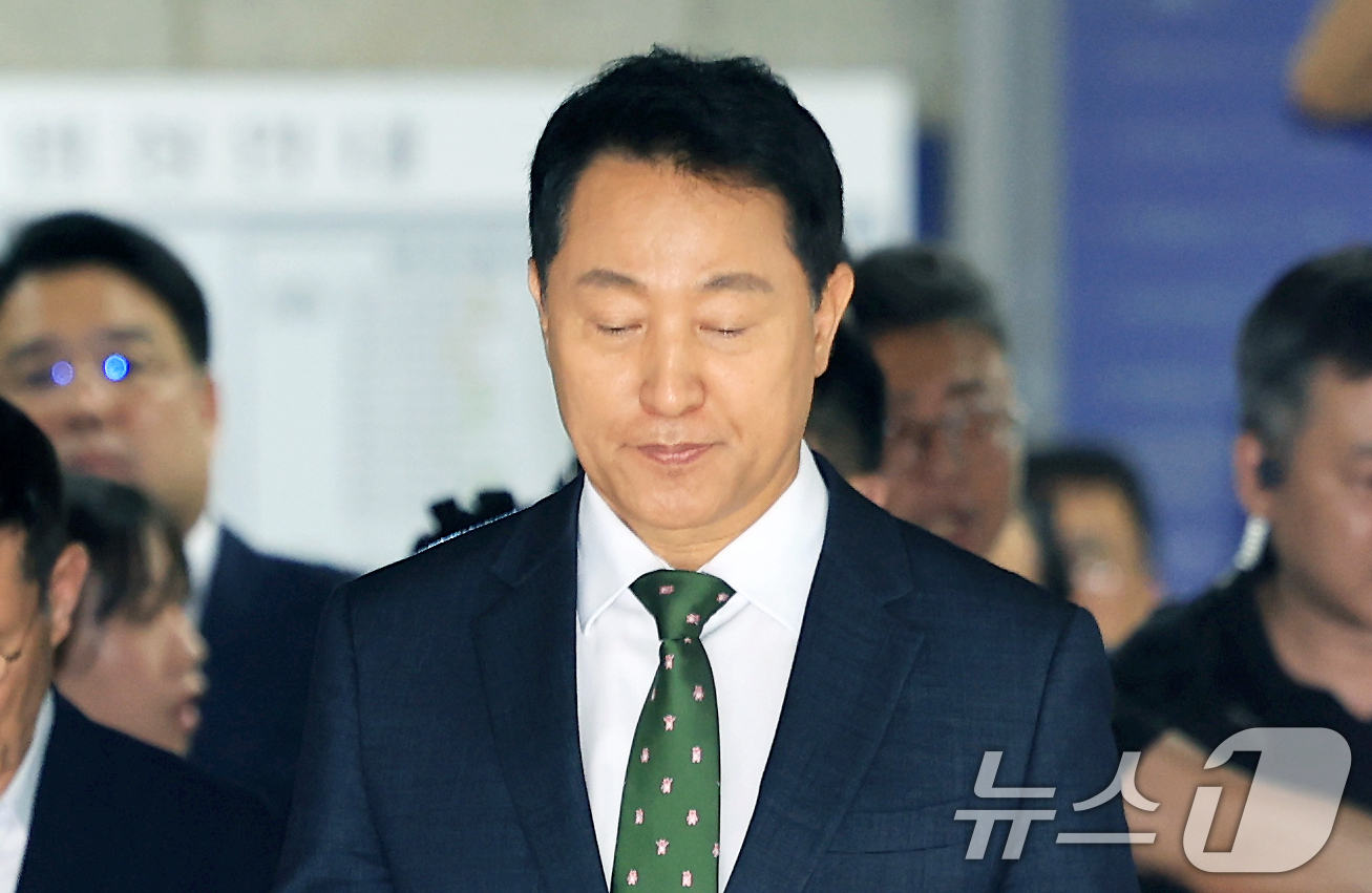 (서울=뉴스1) 이호윤 기자 = 오세훈 서울시장이 22일 서울 서초구 서울중앙지방법원에서 열린 정치자금법위반 혐의 1심 선고를 마치고 법원을 나서고 있다.오 시장은 지난 2021년 …