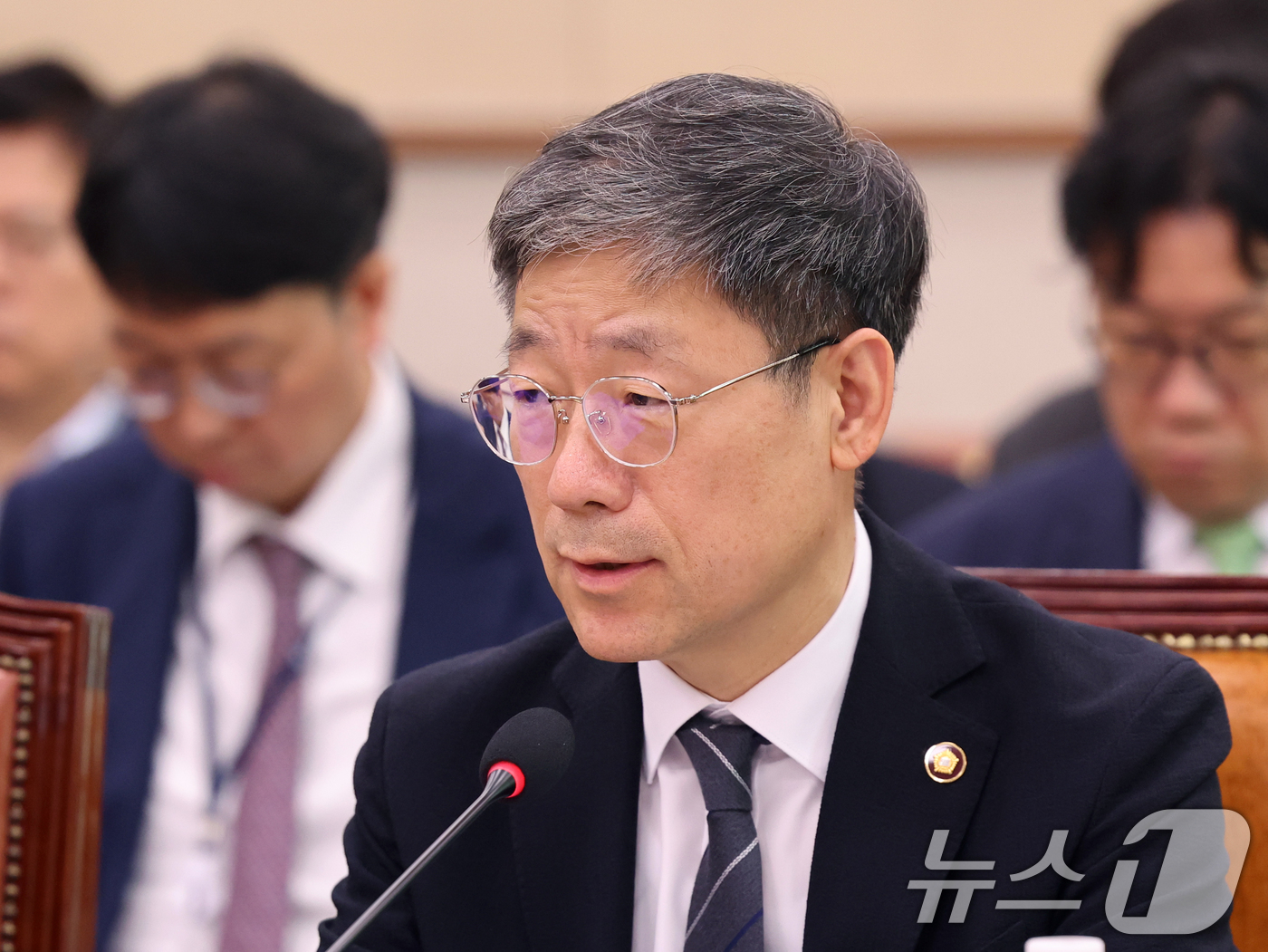 (서울=뉴스1) 황기선 기자 = 노경필 법원행정처장이 22일 서울 여의도 국회에서 열린 법사위 전체회의에서 의원 질의에 답하고 있다.  2026.7.22/뉴스1