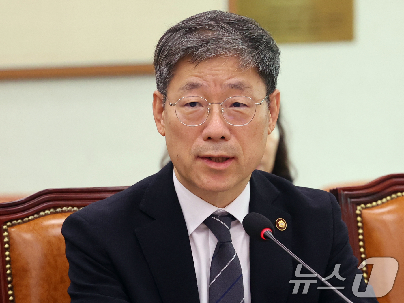 (서울=뉴스1) 황기선 기자 = 노경필 법원행정처장이 22일 서울 여의도 국회에서 열린 법사위 전체회의에서 의원 질의에 답하고 있다.  2026.7.22/뉴스1