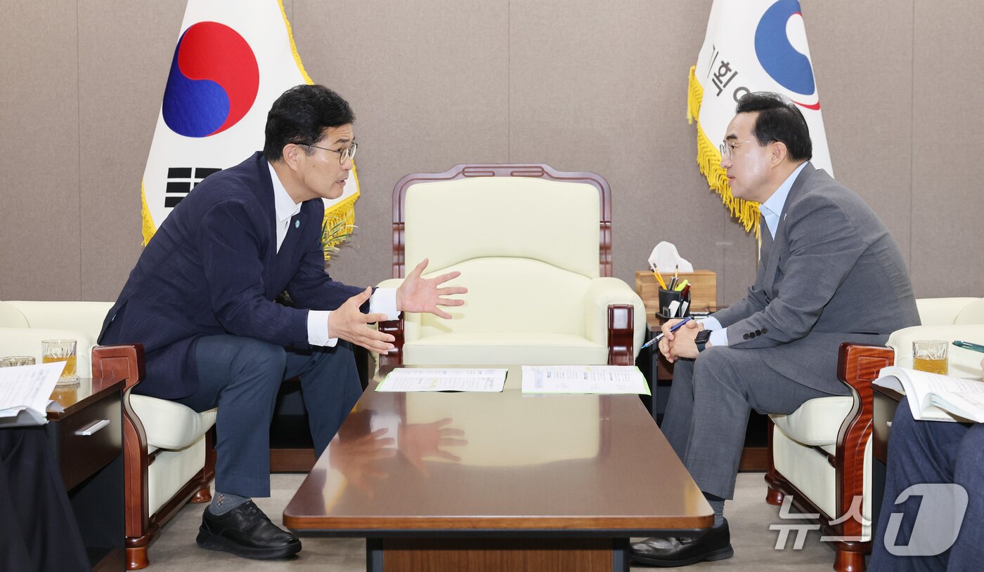 본문 이미지 - 이원택 전북지사가 박홍근 기획예산천 장관에게 전북의 5대 핵심사업을 설명하고 있다.(전북도 제공. 재판매 및 DB금지)/뉴스1 