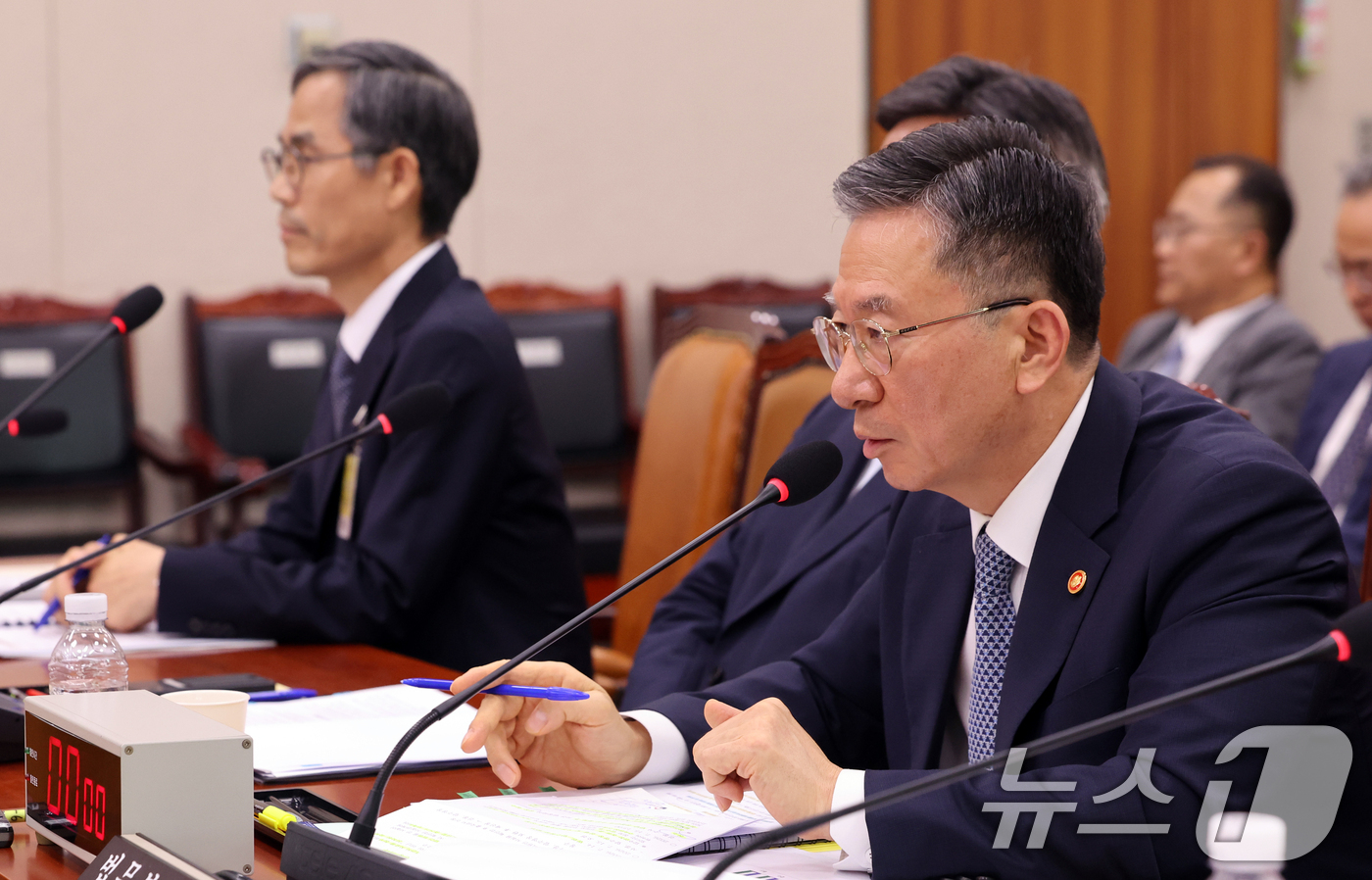 (서울=뉴스1) 황기선 기자 = 정성호 법무부 장관이 22일 서울 여의도 국회에서 열린 법제사법위원회 전체회의에서 의원 질의에 답하고 있다. 2026.7.22/뉴스1
