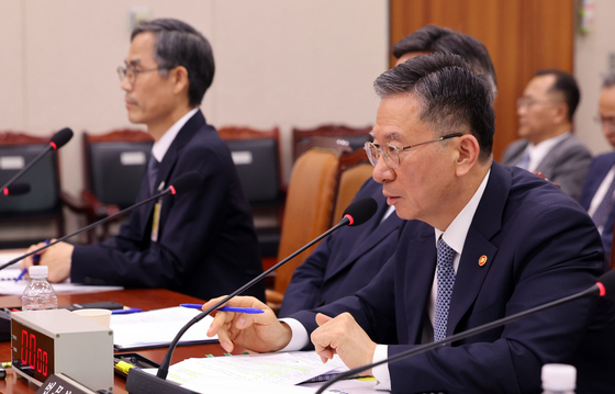 답변하는 정성호 장관