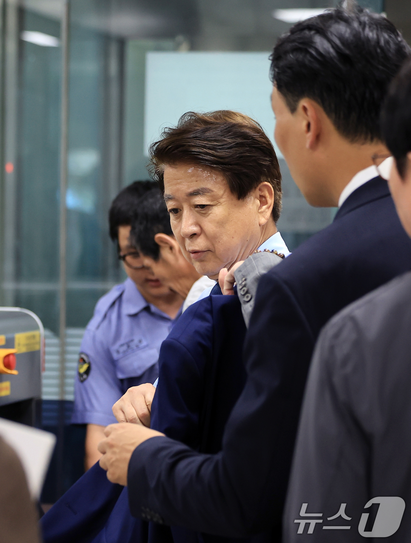 (서울=뉴스1) 이호윤 기자 = 사업가에게서 수천만원대 뇌물과 불법 정치자금을 받은 혐의로 기소된 노웅래 전 더불어민주당 의원이 22일 서울 서초구 서울고법에서 열린 2심 선고공판 …