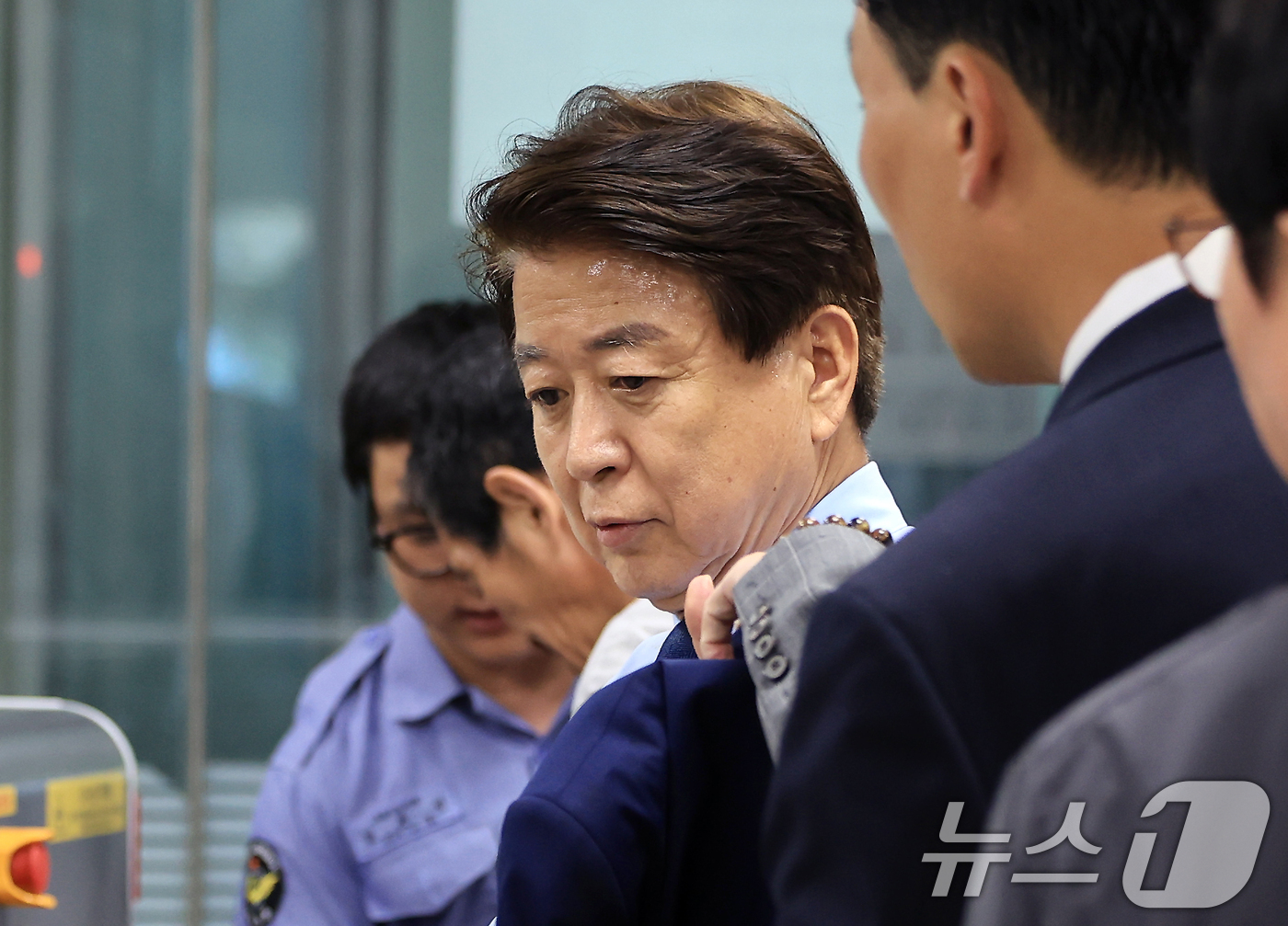 (서울=뉴스1) 이호윤 기자 = 사업가에게서 수천만원대 뇌물과 불법 정치자금을 받은 혐의로 기소된 노웅래 전 더불어민주당 의원이 22일 서울 서초구 서울고법에서 열린 2심 선고공판 …
