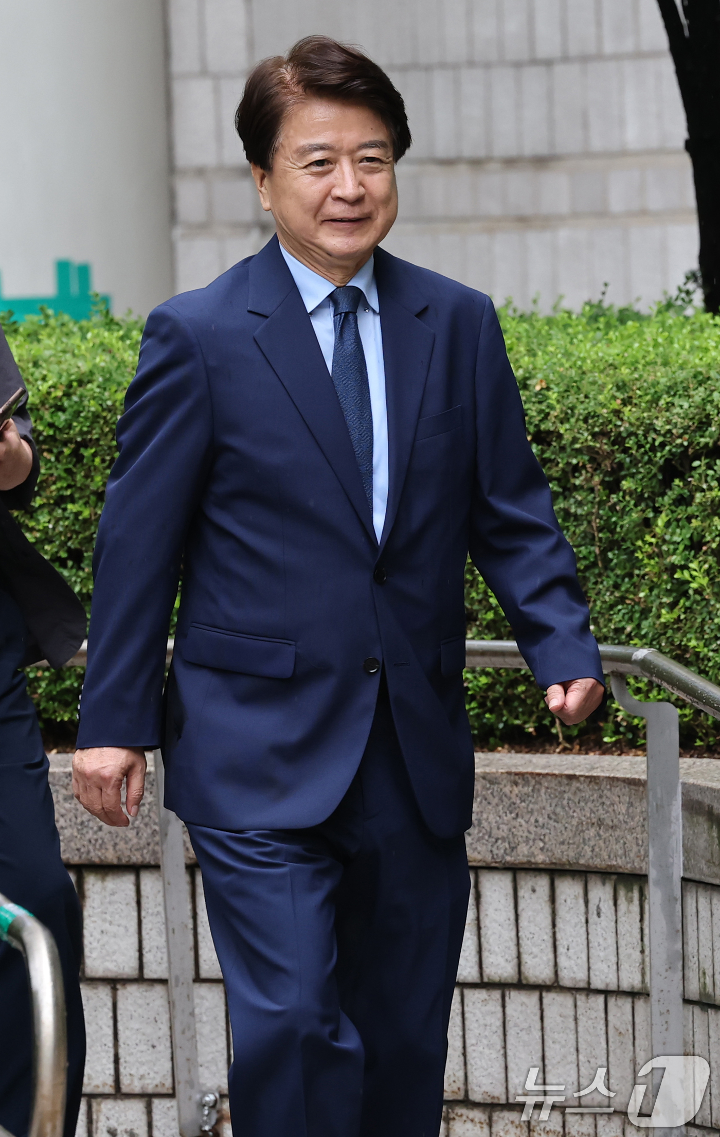 (서울=뉴스1) 이호윤 기자 = 사업가에게서 수천만원대 뇌물과 불법 정치자금을 받은 혐의로 기소된 노웅래 전 더불어민주당 의원이 22일 서울 서초구 서울고법에서 열린 2심 선고공판 …