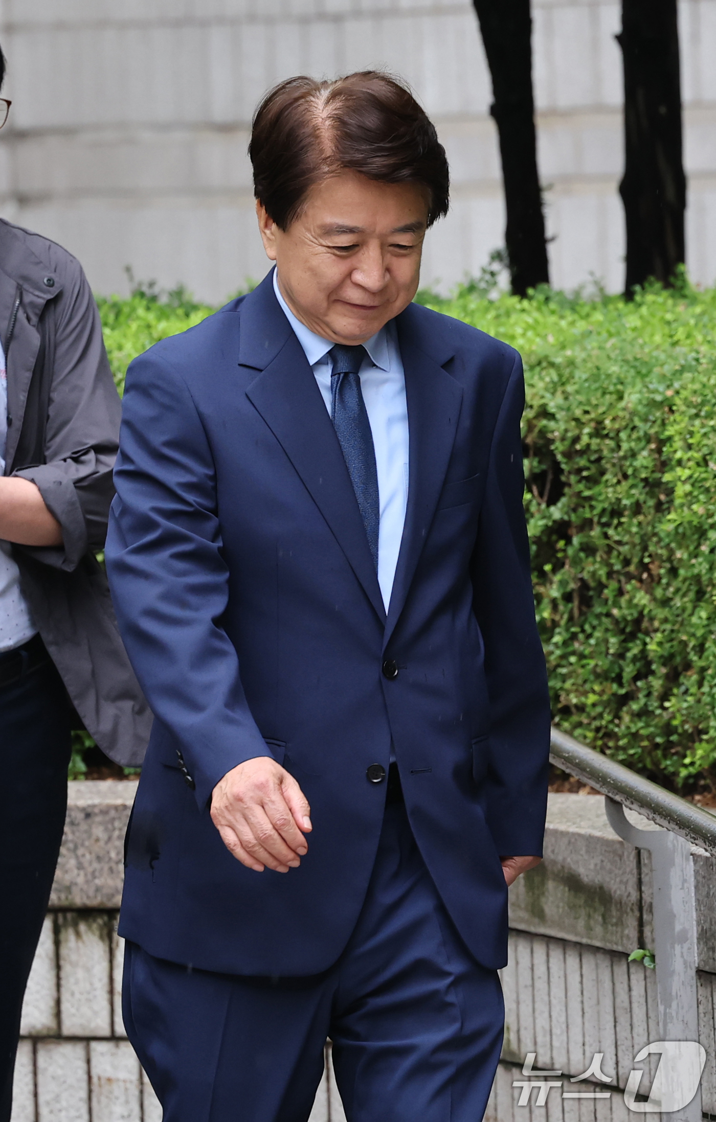 (서울=뉴스1) 이호윤 기자 = 사업가에게서 수천만원대 뇌물과 불법 정치자금을 받은 혐의로 기소된 노웅래 전 더불어민주당 의원이 22일 서울 서초구 서울고법에서 열린 2심 선고공판 …