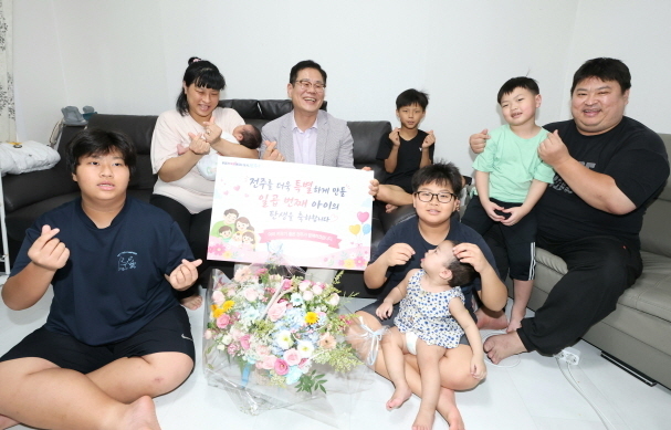 '7형제 다둥이 가족' 방문한 조지훈 전주시장 "막내 출산 축하"