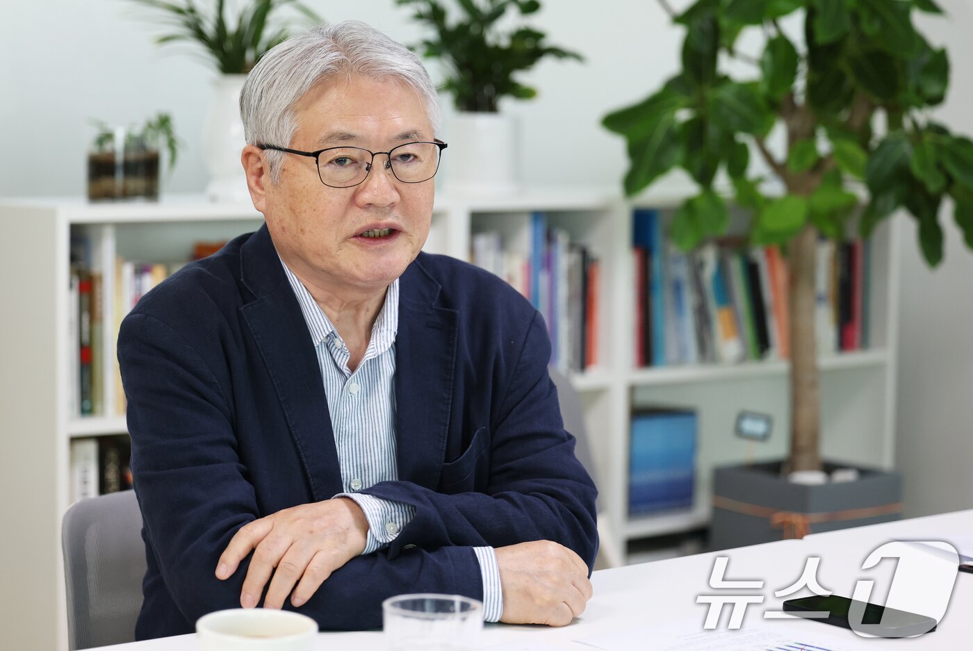 본문 이미지 - 김용익 재단법인 돌봄과 미래 이사장이 22일 서울 마포구 돌봄과 미래 사무실에서 뉴스1과 인터뷰를 하고 있다. ⓒ 뉴스1 오대일 기자