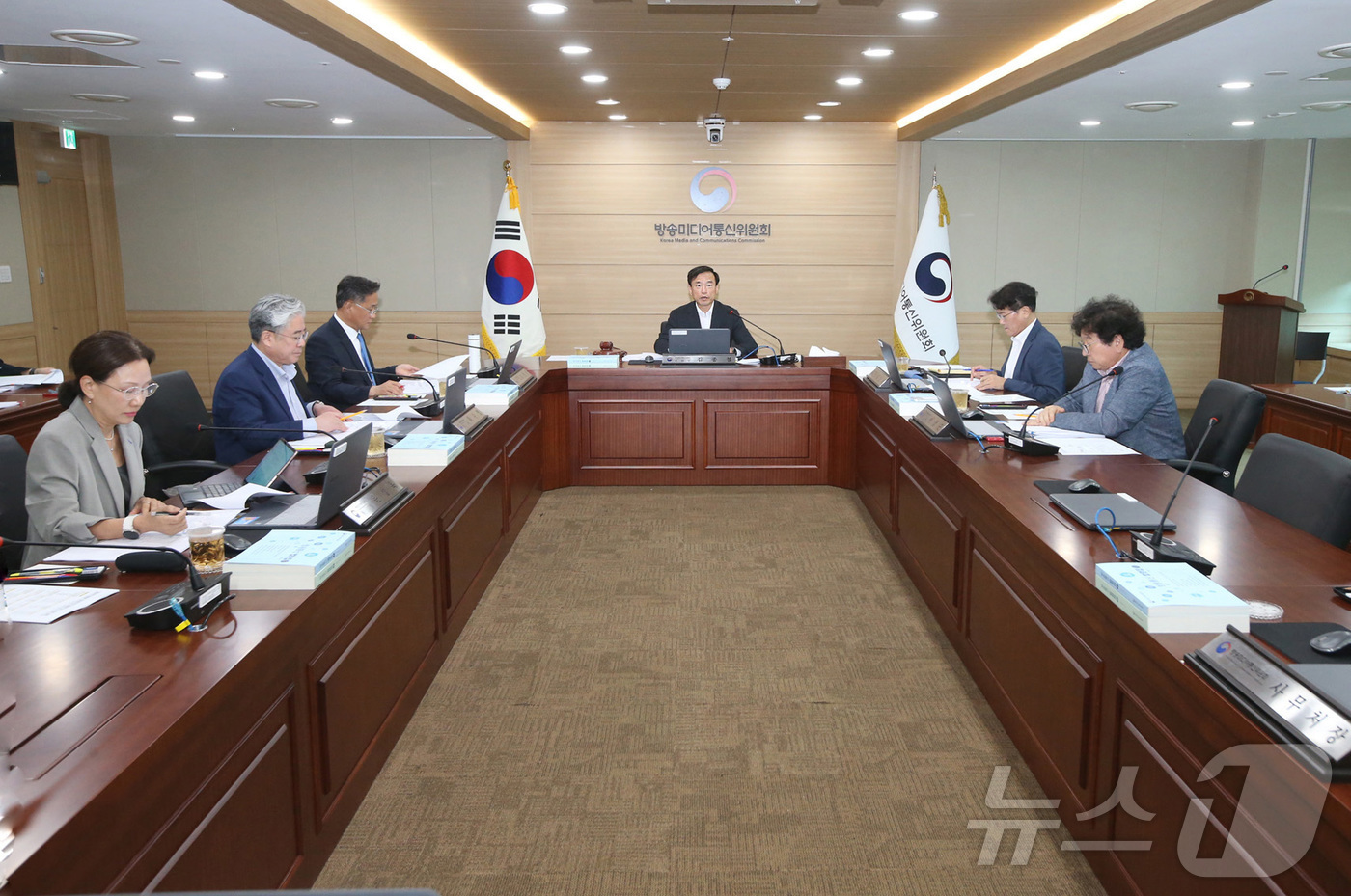 (서울=뉴스1) = 김종철 방송미디어통신위원장이 22일 정부과천청사에서 열린 '2026년 제24차 전체회의'에서 모두발언을 하고 있다. (방송미디어통신위원회 제공. 재판매 및 DB …