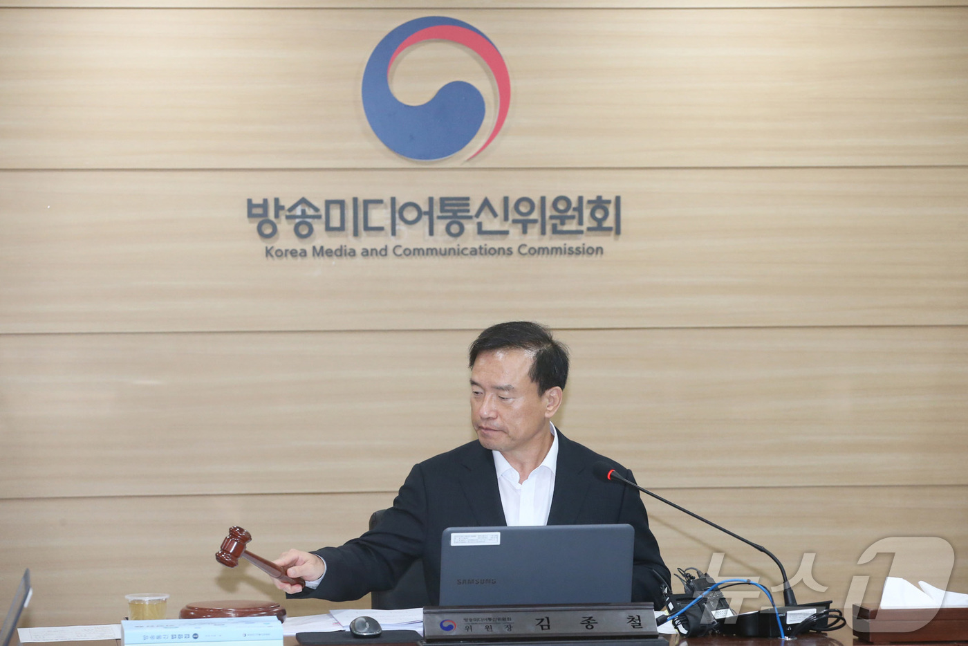 (서울=뉴스1) = 김종철 방송미디어통신위원장이 22일 정부과천청사에서 열린 '2026년 제24차 전체회의'에서 의사봉을 두드리고 있다. (방송미디어통신위원회 제공. 재판매 및 D …