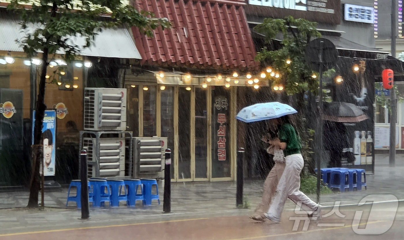 (세종=뉴스1) 황덕현 기후환경전문기자 = 22일 오후 세종 나성동 인근에 거센 장맛비가 내려 시민들이 비를 피하고 있다. 2026.7.22/뉴스1