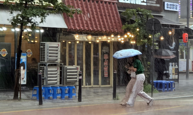 내일 수도권 시간당 50㎜·최대 120㎜ 폭우…남부는 낮 37도 폭염