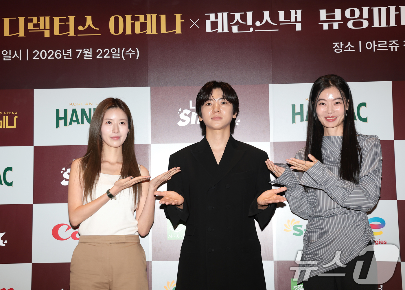(서울=뉴스1) 권현진 기자 = '살인자 윗집 그녀' 배우 조온유(왼쪽부터)와 이주승 감독과 윤소가 22일 오후 서울 강남구 청담동 아르쥬 청담에서 열린 숏드라마 감독 서바이벌 프 …