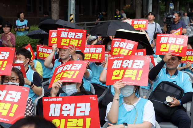 전남대병원 도로에서 파업 전야제 진행