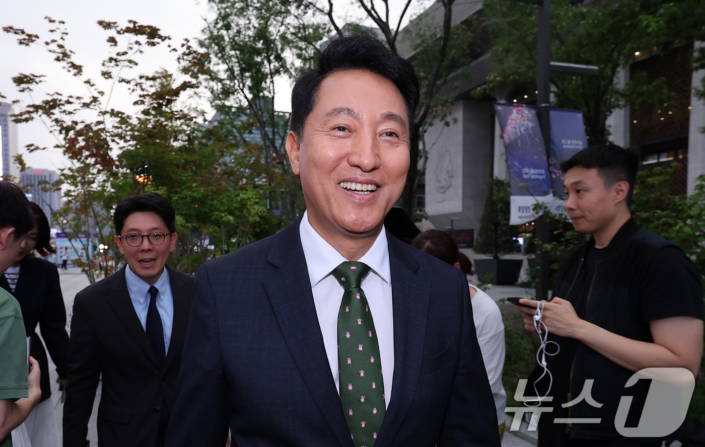 (서울=뉴스1) 김성진 기자 = 오세훈 서울시장이 22일 서울 종로구 광화문광장 감사의정원에서 열린 에티오피아 강뉴합창단-서울시예술단 문화교류 공연 행사를 찾아 1심선고에 대한 입 …