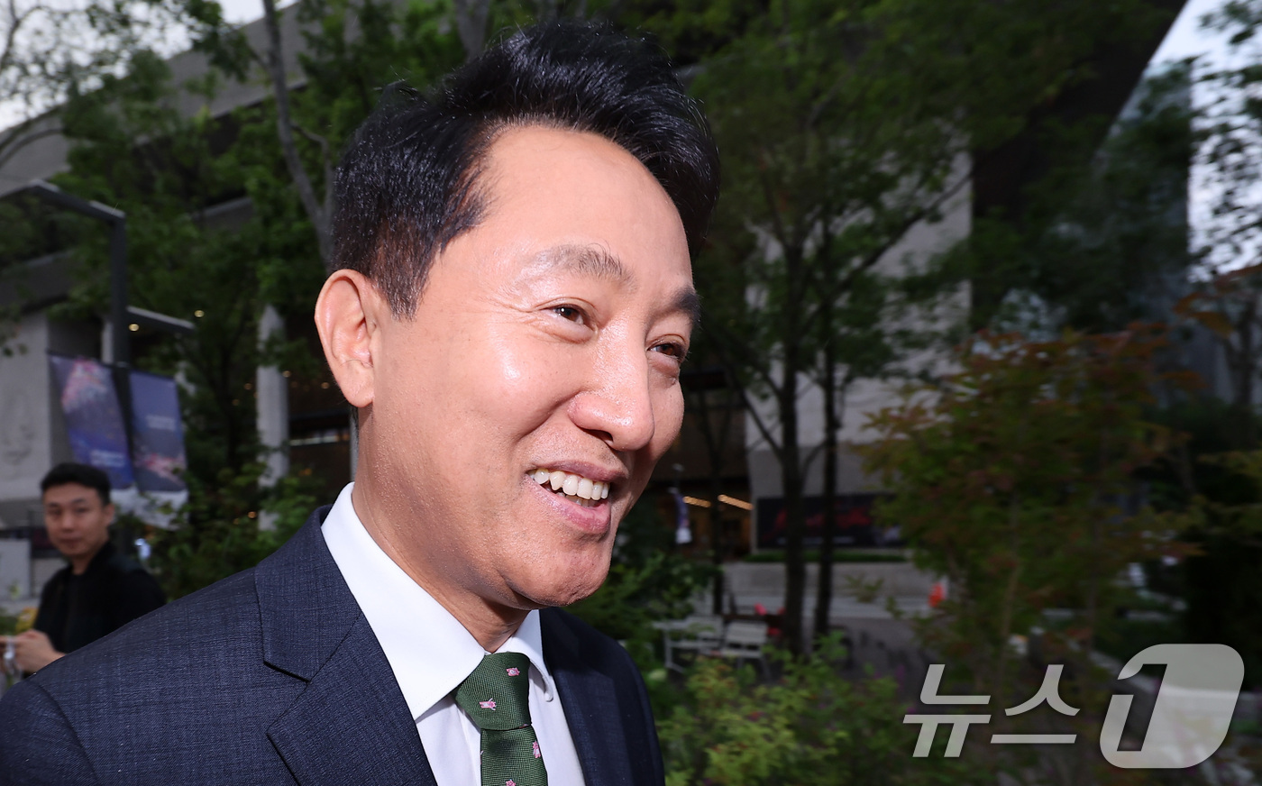 (서울=뉴스1) 김성진 기자 = 오세훈 서울시장이 22일 서울 종로구 광화문광장 감사의정원에서 열린 에티오피아 강뉴합창단-서울시예술단 문화교류 공연 행사를 찾아 1심선고에 대한 입 …