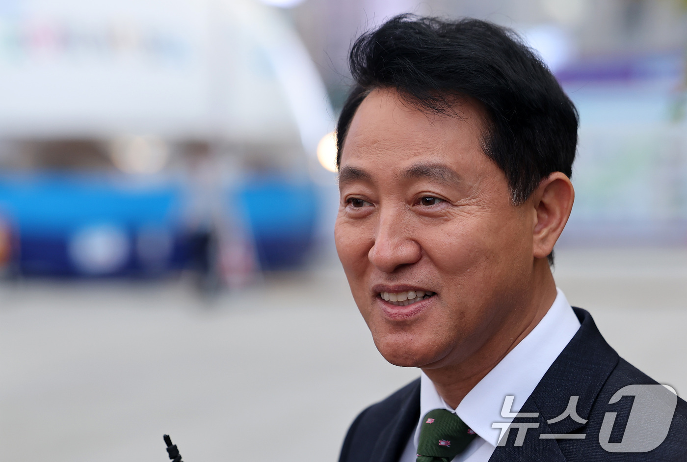 (서울=뉴스1) 김성진 기자 = 오세훈 서울시장이 22일 서울 종로구 광화문광장 감사의정원에서 열린 에티오피아 강뉴합창단-서울시예술단 문화교류 공연 행사를 찾아 1심 선고에 대한 …