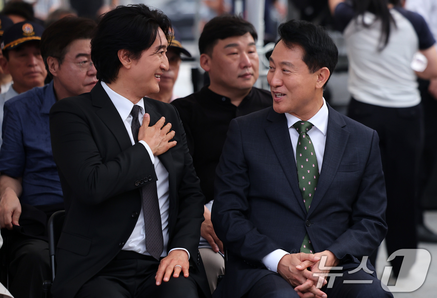 (서울=뉴스1) 김성진 기자 = 오세훈 서울시장이 22일 서울 종로구 광화문광장 감사의정원에서 열린 에티오피아 강뉴합창단-서울시예술단 문화교류 공연 행사를 찾아 배우 신현준과 대화 …