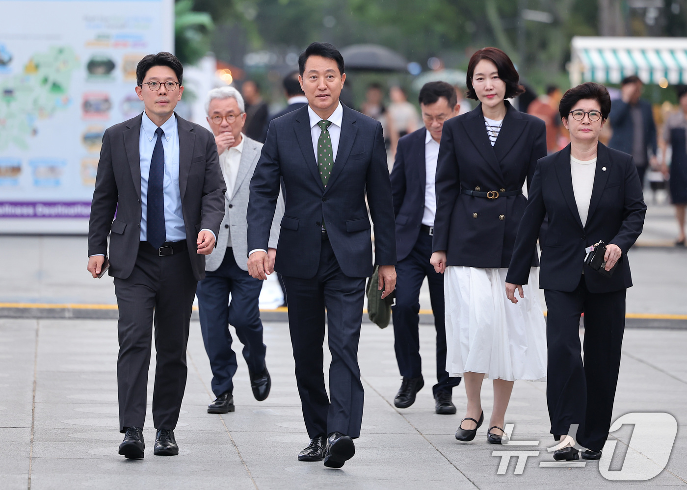 (서울=뉴스1) 김성진 기자 = 오세훈 서울시장이 22일 서울 종로구 광화문광장 감사의정원에서 열린 에티오피아 강뉴합창단-서울시예술단 문화교류 공연 행사에 참석하고 있다.정치 브로 …