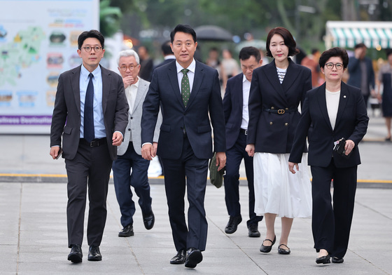 감사의 정원 향하는 오세훈 서울시장