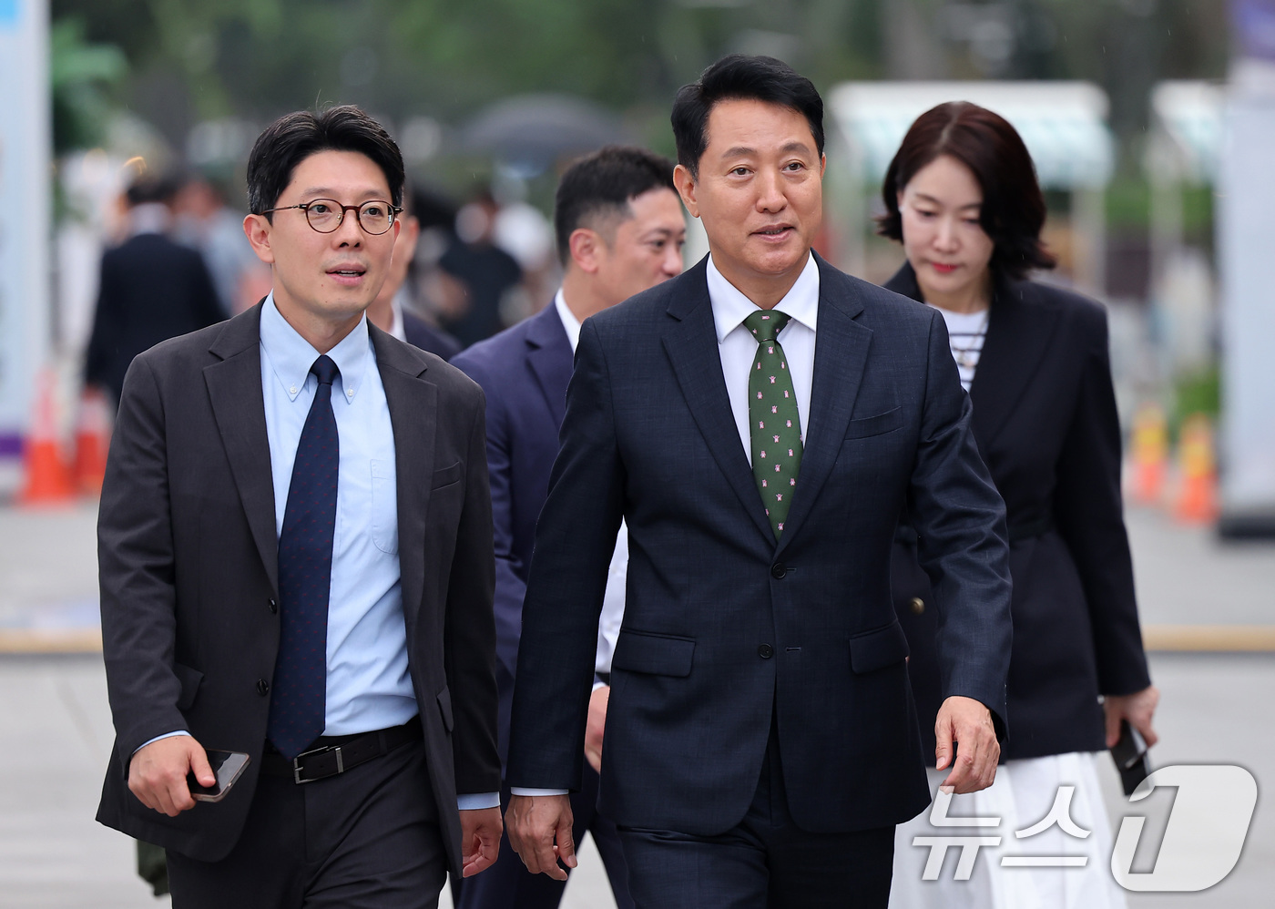 (서울=뉴스1) 김성진 기자 = 오세훈 서울시장이 22일 서울 종로구 광화문광장 감사의정원에서 열린 에티오피아 강뉴합창단-서울시예술단 문화교류 공연 행사에 참석하고 있다.정치 브로 …