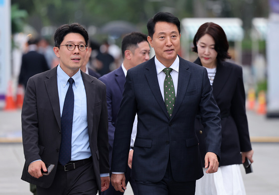 감사의 정원 향하는 오세훈 서울시장