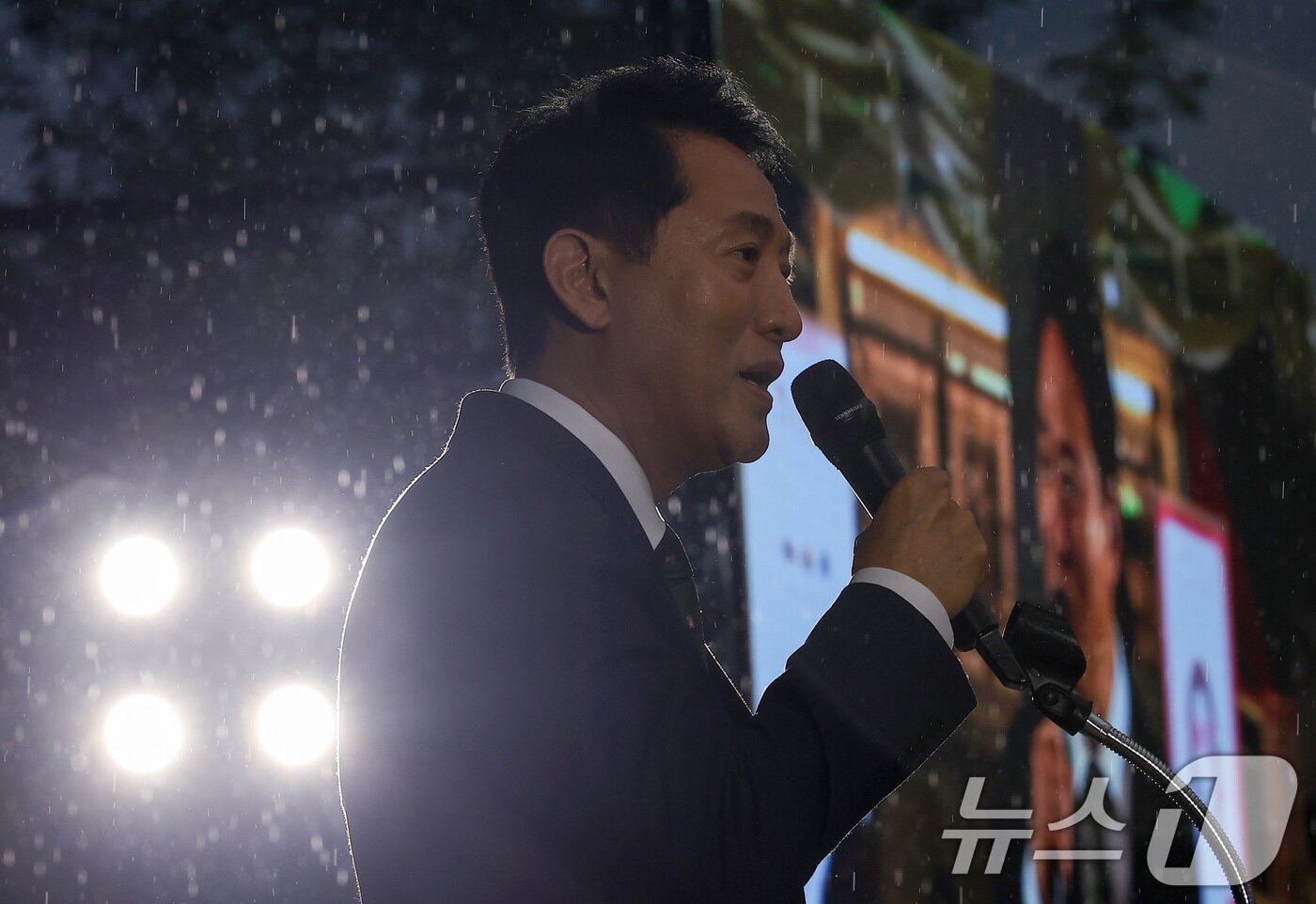 본문 이미지 - 오세훈 서울시장이 22일 서울 종로구 광화문광장 감사의정원에서 열린 에티오피아 강뉴합창단-서울시예술단 문화교류 공연 행사를 찾아 인사말을 하고 있다. 정치 브로커 명태균씨로부터 여론조사를 받고 후원자를 통해 비용을 대납하게 한 혐의로 기소된 오세훈 서울시장이 1심에서 벌금 1000만원을 선고받았다. 2026.7.22 ⓒ 뉴스1 김성진 기자