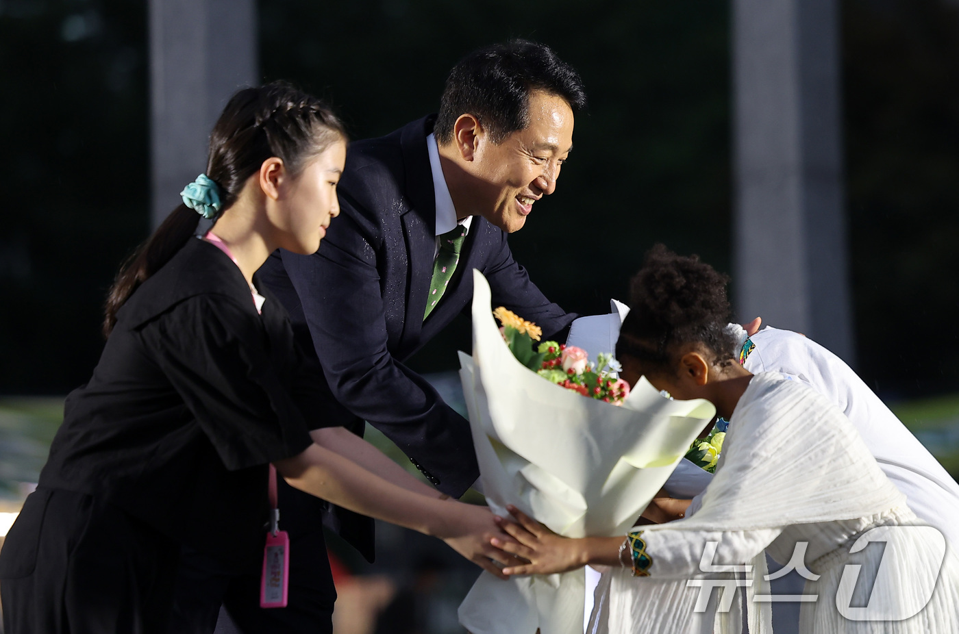 (서울=뉴스1) 김성진 기자 = 오세훈 서울시장이 22일 서울 종로구 광화문광장 감사의정원에서 열린 에티오피아 강뉴합창단-서울시예술단 문화교류 공연 행사를 찾아 꽃다발을 전달하고 …