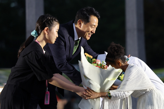 꽃다발 전달하는 오세훈 시장