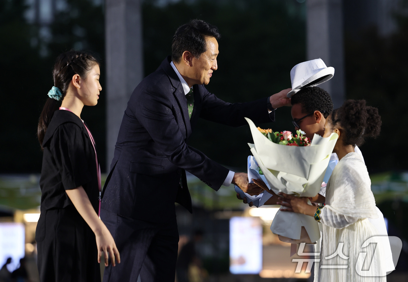 (서울=뉴스1) 김성진 기자 = 오세훈 서울시장이 22일 서울 종로구 광화문광장 감사의정원에서 열린 에티오피아 강뉴합창단-서울시예술단 문화교류 공연 행사를 찾아 꽃다발을 전달한 후 …