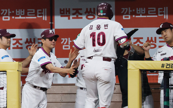 설종진 감독 축하 받는 키움 김웅빈