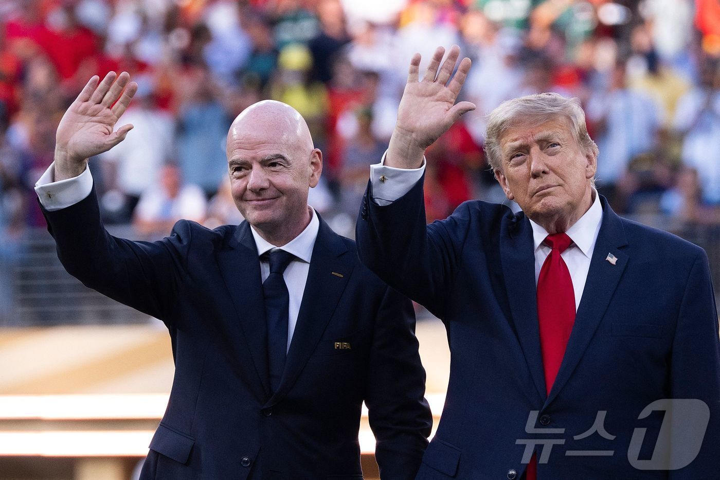 본문 이미지 - 잔니 인판티노 FIFA 회장(왼쪽)과 도널드 트럼프 미국 대통령. ⓒ AFP=뉴스1
