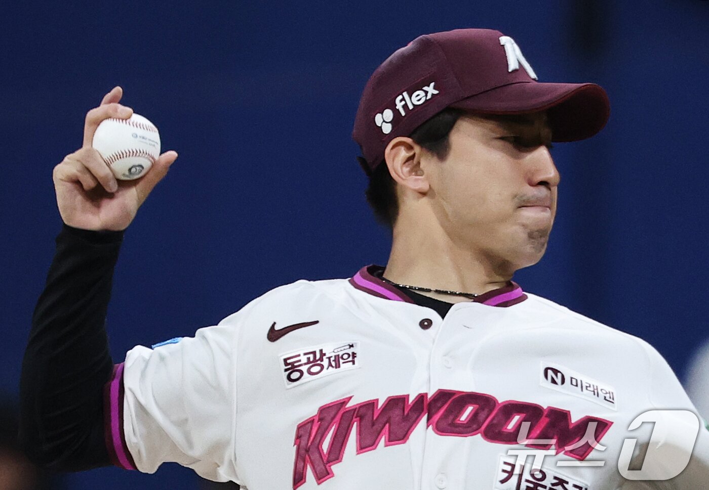 본문 이미지 - 22일 서울 구로구 고척스카이돔에서 열린 '2026 신한은행 SOL KBO리그' 삼성 라이온즈와 키움 히어로즈의 경기, 7회초 무사 만루에서 구원 퉁판한 키움 유토가 힘차게 공을 뿌리고 있다. 2026.7.22 ⓒ 뉴스1 오대일 기자