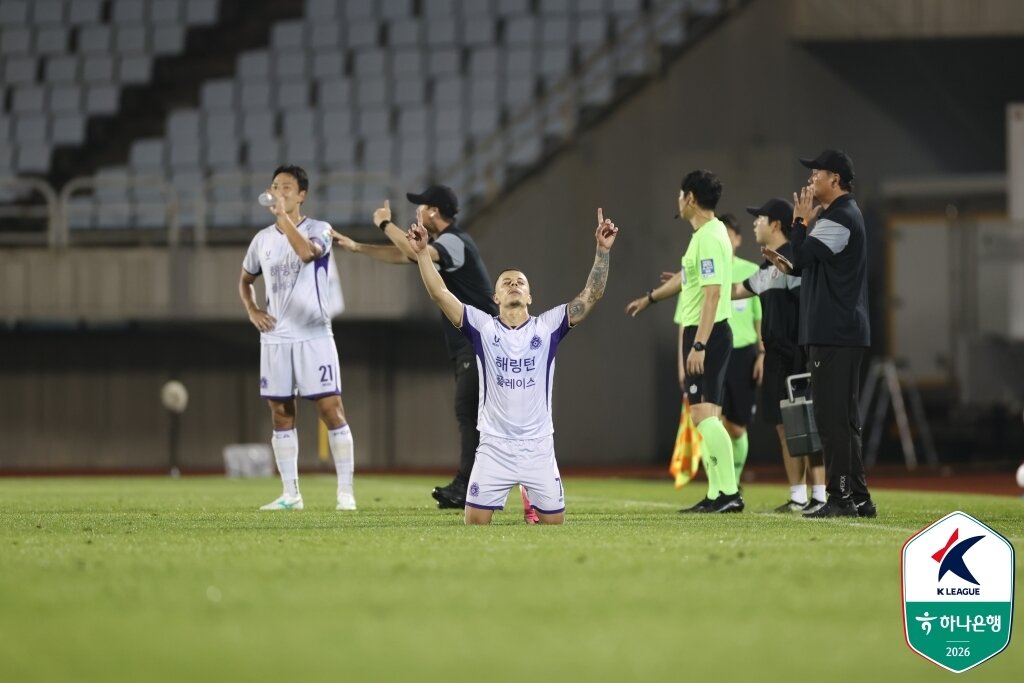 본문 이미지 - FC안양 마테우스가 22일 부천종합운동장에서 열린 부천FC와 원정 경기에서 득점 후 세리머니를 하고 있다. (한국프로축구연맹 제공)