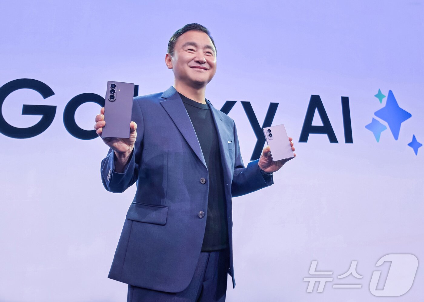 본문 이미지 - 삼성전자가 22일 영국 런던 올드 빌링스게이트에서 열린 갤럭시 언팩(Galaxy Unpacked)에서 새로운 갤럭시 Z 폴드8 울트라·폴드8·플립8 등 폴더블 3종 라인업을 공개했다. 사진은 노태문 DX부문 사장이 갤럭시Z 플립8, 폴드8 울트라, 폴드8을 공개하는 모습. (삼성전자 제공. 재판매 및 DB 금지) 2026.7.22 ⓒ 뉴스1