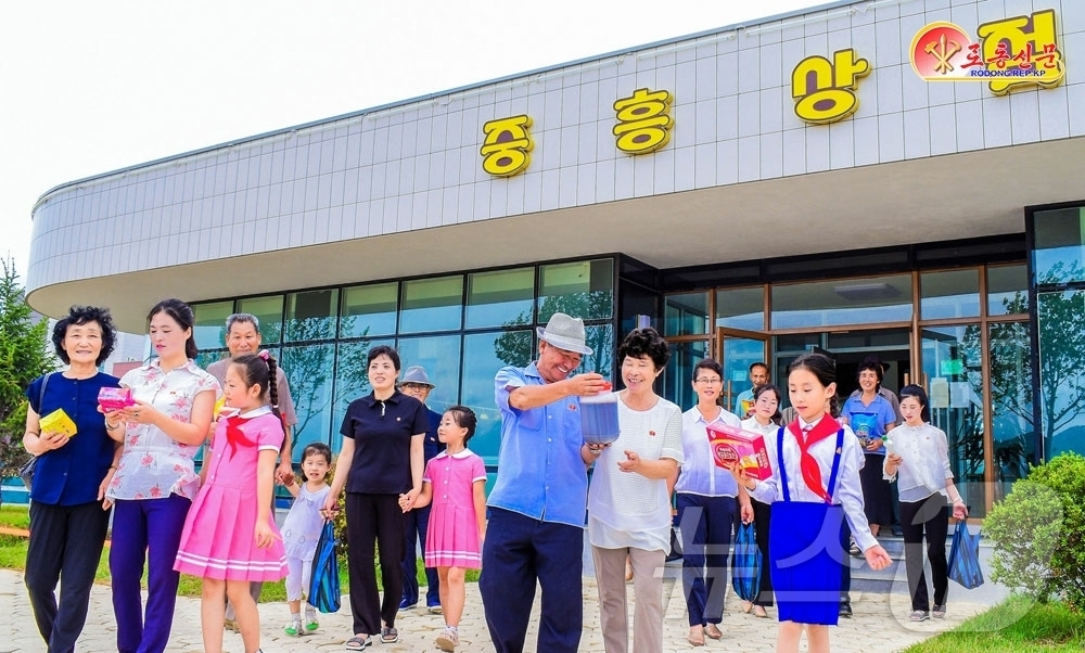 (평양 노동신문=뉴스1) = 북한 노동당 기관지 노동신문은 23일 평안북도 염주군 지방공업공장의 생산 성과를 강조하며 염주군 중흥상점을 조명했다. 신문은 중흥상점을 찾은 일부 노인 …