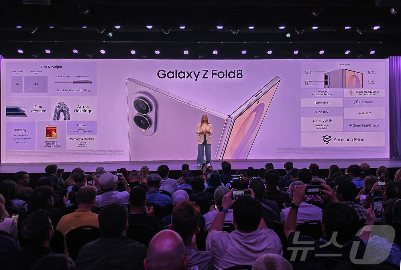 본문 이미지 - 22일(현지시간) 영국 런던 올드 빌링스게이트에서 열린 '갤럭시 언팩(Galaxy Unpacked) 2026'에서 관계자가 갤럭시Z 폴드8 대해 설명하고 있다. (삼성전자 제공. 재판매 및 DB 금지) 2026.7.23 ⓒ 뉴스1