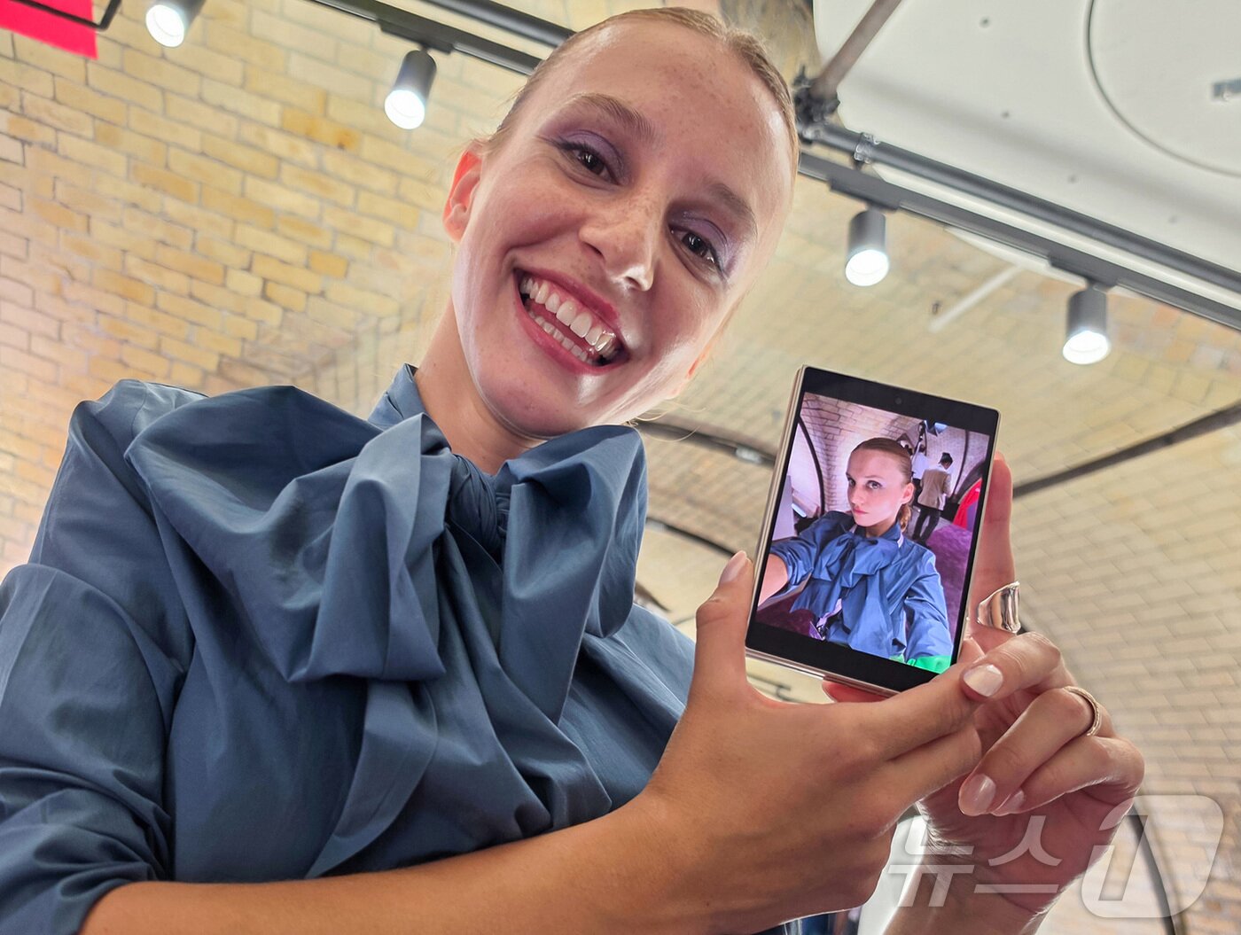 본문 이미지 - 22일(현지시간) 영국 런던 올드 빌링스게이트에서 열린 '갤럭시 언팩(Galaxy Unpacked) 2026'에서 관람객들이 폴더블 신제품을 체험하고 있다. (삼성전자 제공. 재판매 및 DB 금지) 2026.7.23 ⓒ 뉴스1